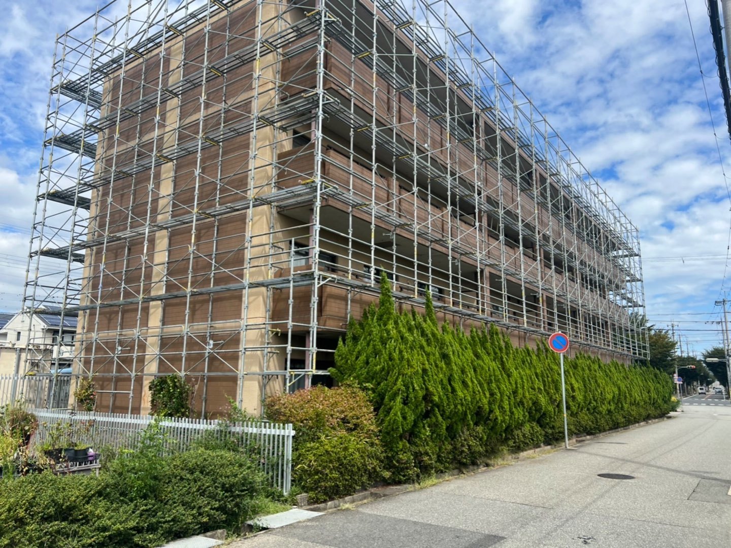 足場を設けた建物の改修イメージ