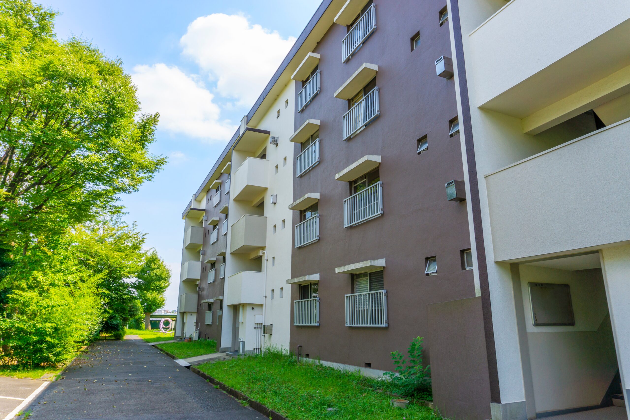 緑に囲まれた集合住宅の外観イメージ